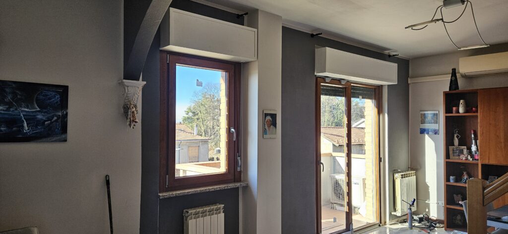 Finestre e portafinestra con finitura effetto legno in un soggiorno