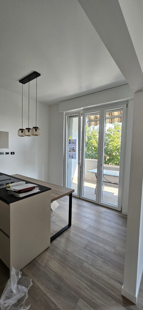 Portafinestra installata in una cucina moderna