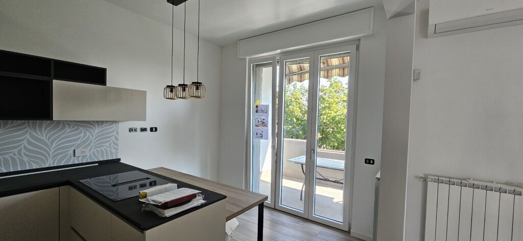 Serramenti installati in una cucina con accesso al terrazzo