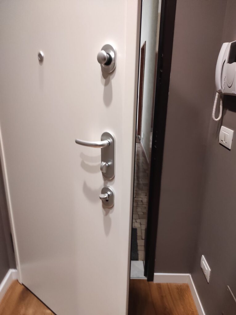 Porta blindata aperta