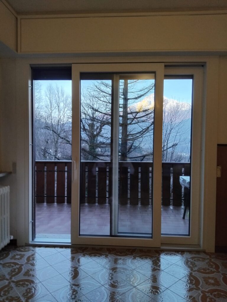 Portafinestra scorrevole con vista sul paesaggio esterno