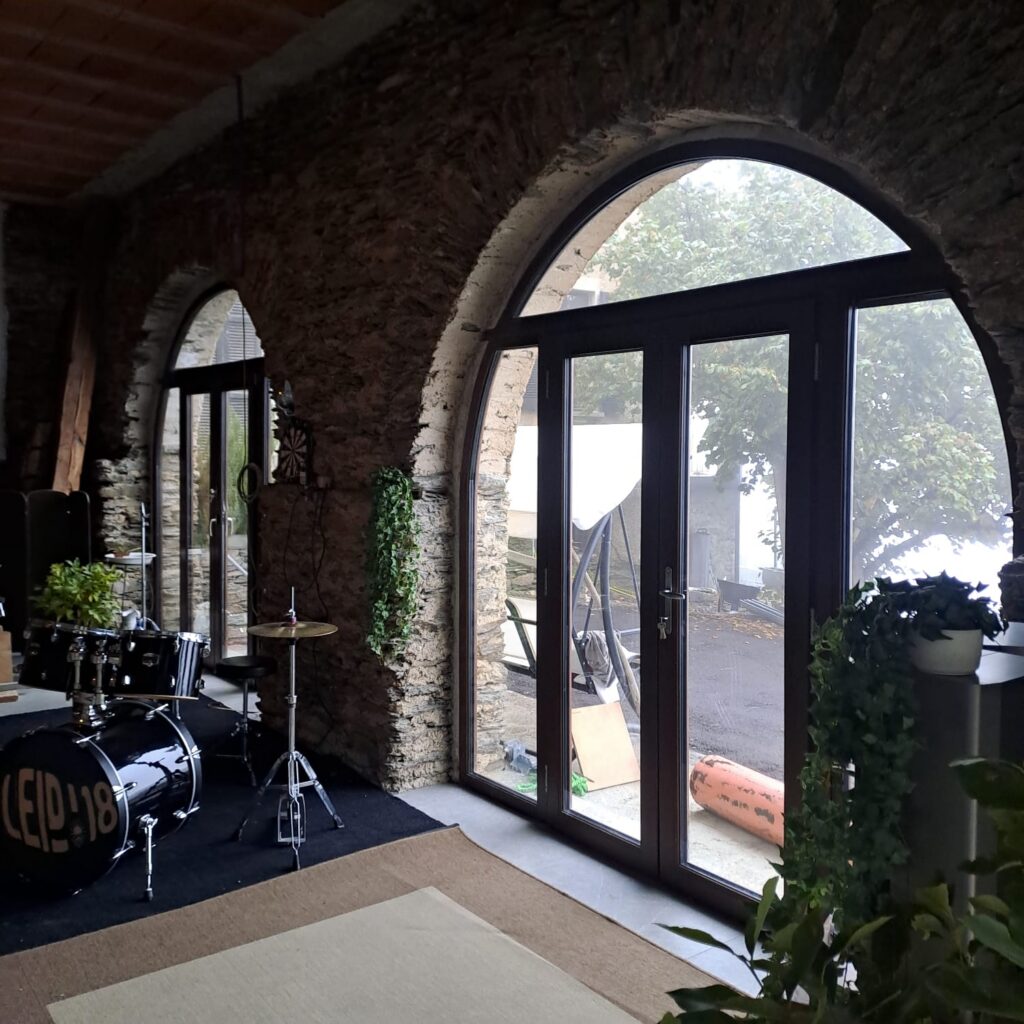 Serramenti ad arco installati in un ambiente con pareti in pietra